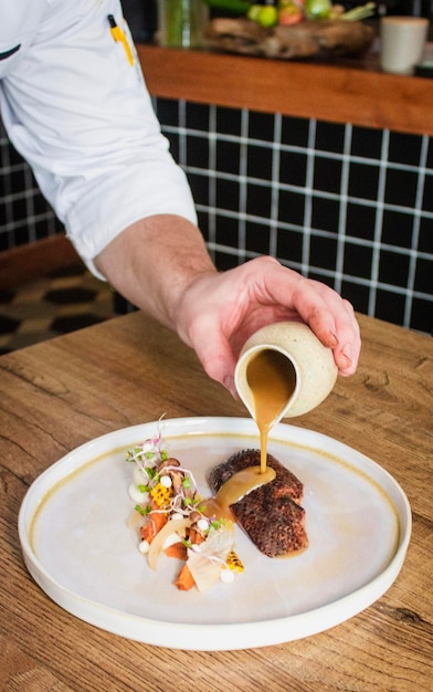 Kucharz przygotowujący potrawę